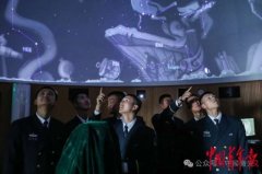 课间生正在户外玩耍